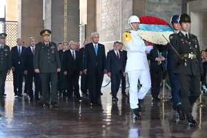 Президент Мұстафа Кемал Ататүрік кесенесіне зиярат етті