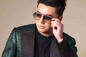 «Жарқырай беріңіз»: Алмас Кішкенбаев жаңа әнін жарыққа шығармақ