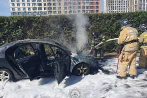 Елордада өрт сөндірушілер жанып жатқан көлікті сөндірді