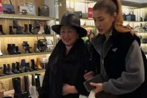 «Модница әже»: Немересімен дүкен аралаған Бүркіттің анасына желідегілер жылы лебізін білдірді