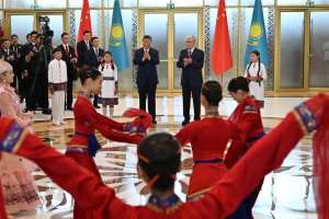 ҚХР Төрағасын балалар қазақ және қытай тілдерінде сәлемдесіп, күтіп алды