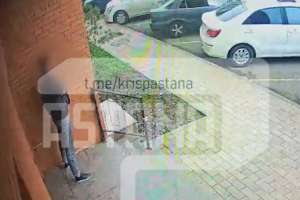 «Мас күйде болған»: Астанада тұрғын үй кешені ауласында оқ атқан ер адам ұсталды (ВИДЕО)