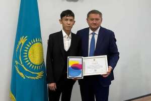 Министр Саясат Нұрбек ҰБТ-дан 140 балл жинаған ауыл мектебінің түлегімен кездесті