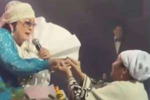 Димаш Құдайбергеннің әжесі Мақпал Жүнісоваға алтын тақты