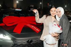 Белгілі блогер Фариза Төреәлі сіңлісіне тосынсый жасады