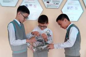 Ауыл оқушылары қоршаған ортаны тазартуға арналған робот құрастырды