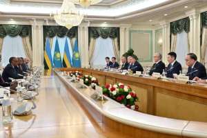 Тоқаев пен Кагаме кеңейтілген құрамда келіссөз жүргізді