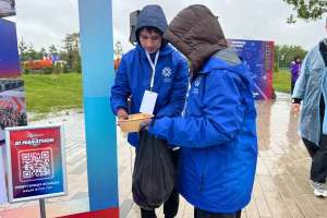 Астаналықтар жарыстан соң саябақты күл-қоқыстан тазалады