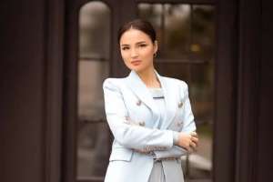 «Әділ өтеріне сенемін»: Жұлдыз Әбдікәрімова жақын адамымен соттасайын деп жатыр