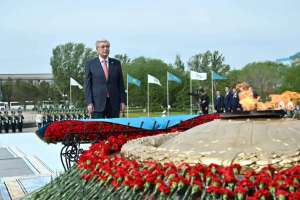 Президент «Отан Ана» монументіне гүл шоғын қойды