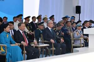 Қасым-Жомарт Тоқаев пен То Лам әскери парадты тамашалады