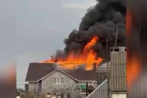 Атырауда найзағай түскен екі қабатты үй түгі қалмай жанып кетті