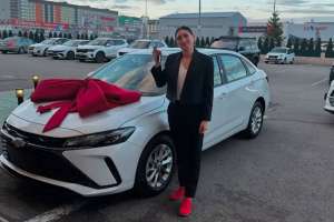 Қарағанды облысының бокс федерациясы әлем чемпионы Аида Әбікееваға қымбат көлік сыйлады