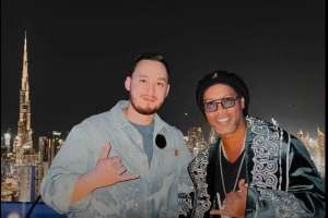 Қазақ жігіті атақты бразилиялық футболшыға шапан жапты (ВИДЕО)