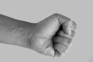 «30 мың теңге қарызын сұрағаны үшін ұрған»: Атырауда соққыға жығылған ер адам ауыр халде жатыр