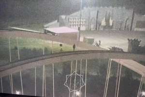 Елордада көпірден секірмек болған ер адам құтқарылды