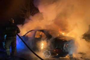 Елордалық өрт сөндірушілер жанып жатқан көлікті сөндірді