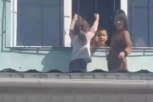 Алматы облысында қараусыз қалған балалар балабақшаның шатырына шыққан