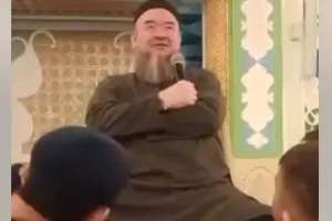 Муфтият мешітте балаларға аяғын уқалатқан имамға ескерту жасады