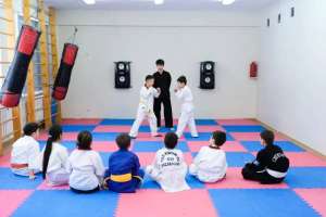 «Біртұтас тәрбие»: Елордалық Бекдияр Құдайберген мектеп оқушыларын каратэден жаттықтырады