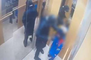 Астанада лифтте пышақ жарақатын алған бала ауруханадан шығарылады