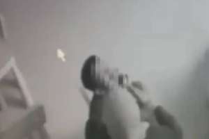 Алматыда балабақша тәрбиешісі сәбиді қылғындырған (ВИДЕО)