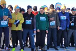 Жеңіске бірге жүгір: Елордада 100-ге жуық отбасы жүгірісте жүлдеге таласты