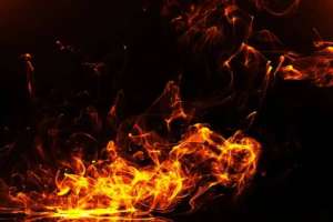 Атырау облысында полиция қызметкері өртеніп жатқан үйдегі 70 жастағы ер адамды құтқарды