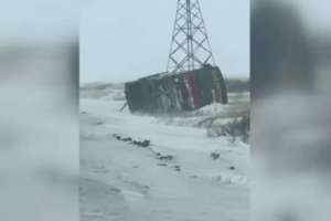 Қарағанды облысында қатты желден автобус аударылып қалды