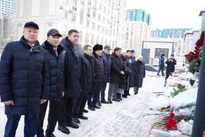 Мәслихат депутаттары әуе апатынан қаза тапқан азаматтарды еске алды