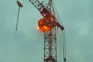 Қарағандыда мұнара краны өртенді