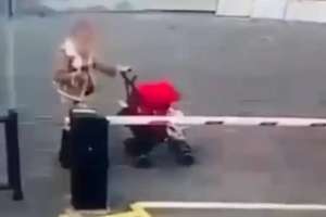 Астанада көшеде бесік арбасын сүйреген ана білдіртпей есірткі жарнамалаған