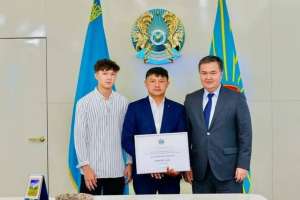 Астана әкімі өрт шыққан пәтерден оқушыны құтқарған Алтынбек Алтаевпен кездесті