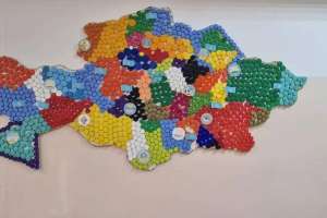 Астаналық оқушылар бөтелке қақпағынан Қазақстан картасын жасады