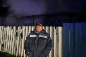 ШҚО-да ер адам өртеніп жатқан үйден көршісінің екі баласын құтқарып қалды