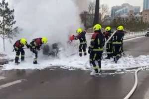 Елордалық өрт сөндірушілер жанып жатқан көлікті сөндірді (ВИДЕО)