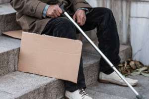 Семейде өзін мүгедек етіп көрсетіп, қайыр сұраған ер адам ұсталды