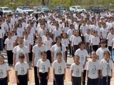 Абайдың 180 жылдығы: Елордада 5 мыңға жуық оқушы «Желсіз түнде жарық ай» әнін орындады