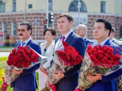 Астанада Абай ескерткішіне гүл шоқтарын қою рәсімі өтті