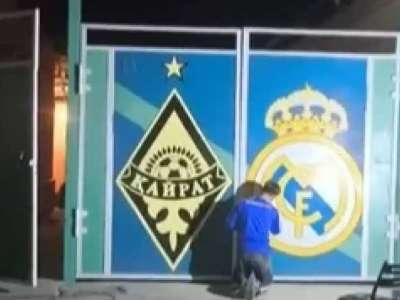 «Қайрат» – «Реал Мадрид»: футбол жанкүйері үйінің қақпасын қос команданың логотипімен безендірді