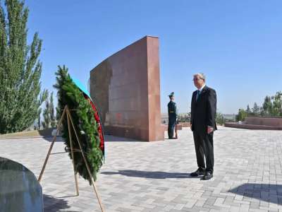 Тоқаев «Ата бейіт» ұлттық тарихи-мемориалдық кешеніне зиярат етті