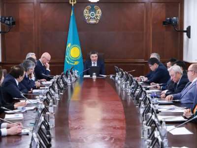 Олжас Бектенов сарапшылармен экономиканы дамыту мәселелерін талқылады