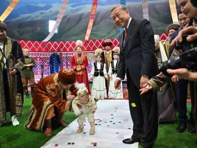 Бас хатшы То Лам қазақ баласының тұсауын кесті (ФОТО)