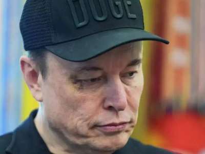 Илон Маск Ақ үйде шенеунікпен төбелесіп, көзін көгертті