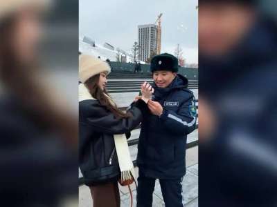 Астаналық сарбаздар қыз-келіншектерге ерекше сый жасады