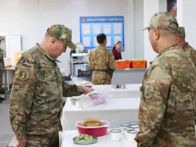 Қорғаныс министрі мерзімді әскери қызметшілердің тамақтануын тосыннан тексерді