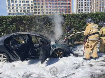 Елордада өрт сөндірушілер жанып жатқан көлікті сөндірді