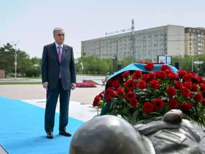 Президент Әлия Молдағұлованың мемориалдық ескерткіш кешеніне гүл шоғын қойды