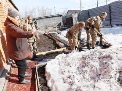 Ұландықтар еңбек ардагерлерінің ауласын тазалады