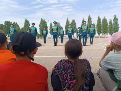 Дағдарыс орталығының тәрбиеленушілері әскери бөлімге саяхаттады